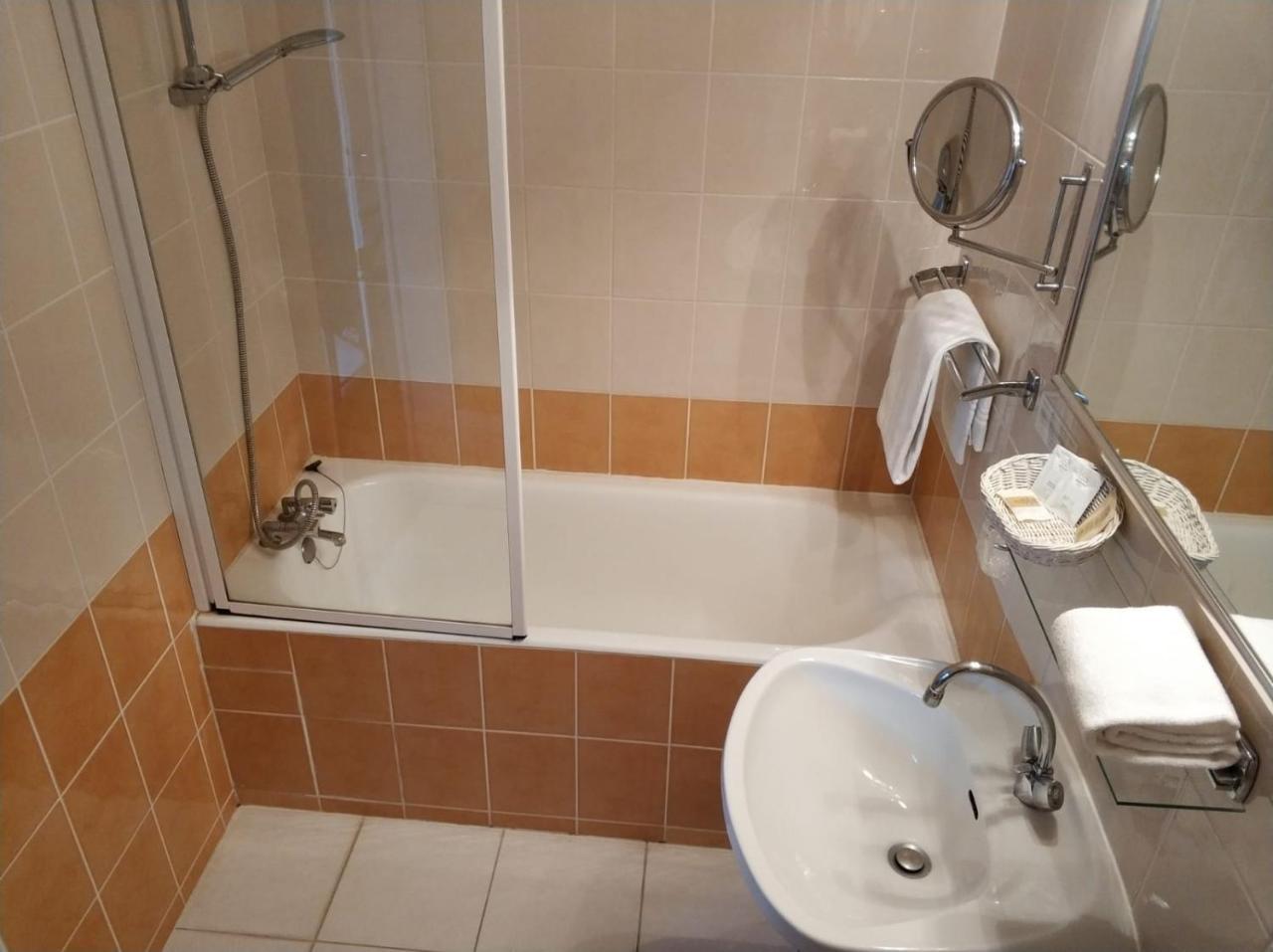 Logis Hotel Calisola Besancon - Soiree Etape Chalezeule Ngoại thất bức ảnh