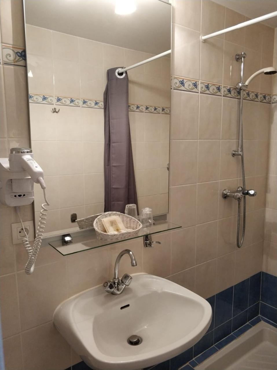 Logis Hotel Calisola Besancon - Soiree Etape Chalezeule Ngoại thất bức ảnh