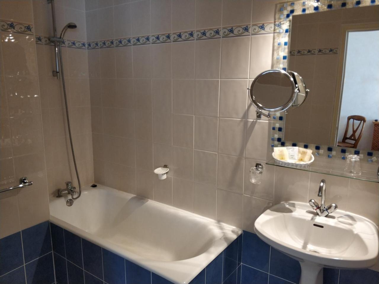 Logis Hotel Calisola Besancon - Soiree Etape Chalezeule Ngoại thất bức ảnh